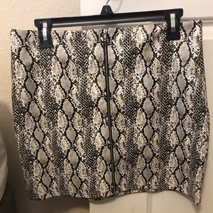 Snakeprint skirt!